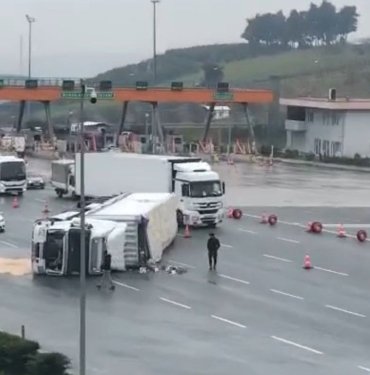 Kontrolden çıkan TIR devrildi