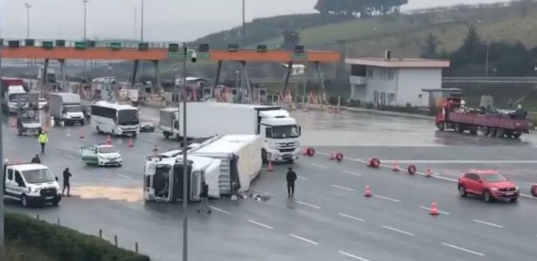 Kontrolden çıkan TIR devrildi