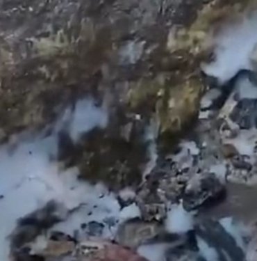 Atık yağları sahildeki kayalıklara döktü