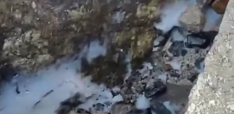 Atık yağları sahildeki kayalıklara döktü
