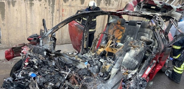 Kocaeli’nde feci kaza: TIR’ın altına girdi, yandı