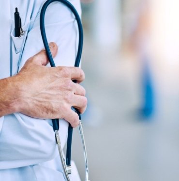 Görevi kötüye kullanan doktora 10 yıla kadar hapis istemi