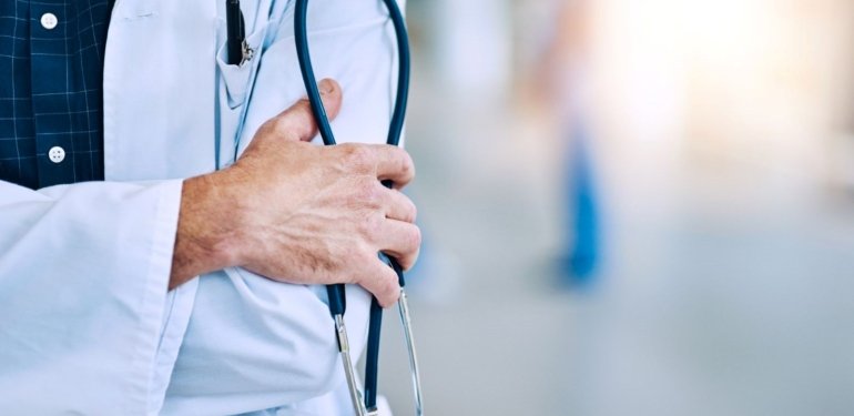 Görevi kötüye kullanan doktora 10 yıla kadar hapis istemi