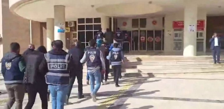 Kendilerini polis, savcı ve hakim olarak tanıtanlara tutuklama
