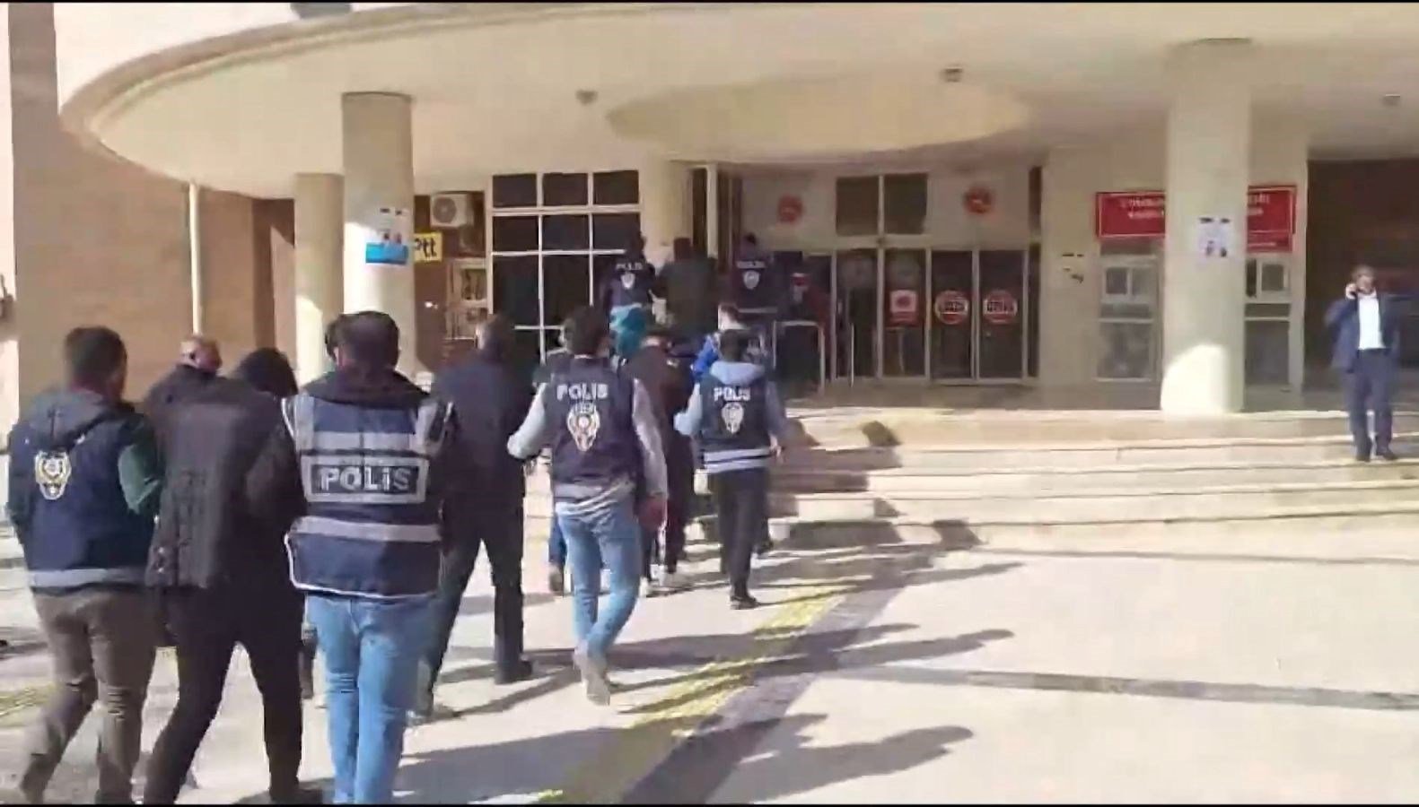 Kendilerini polis, savcı ve hakim olarak tanıtanlara tutuklama