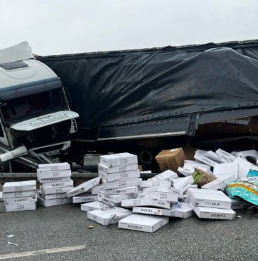 TIR bariyere çarptı: 1’i ağır 2 yaralı