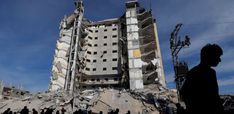 İsrail güçleri Refah’ta binayı vurdu, aileler evsiz kaldı