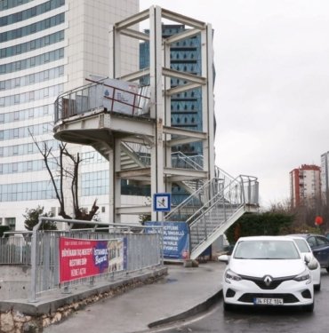 Ataköy’de tehlike saçan üst geçit