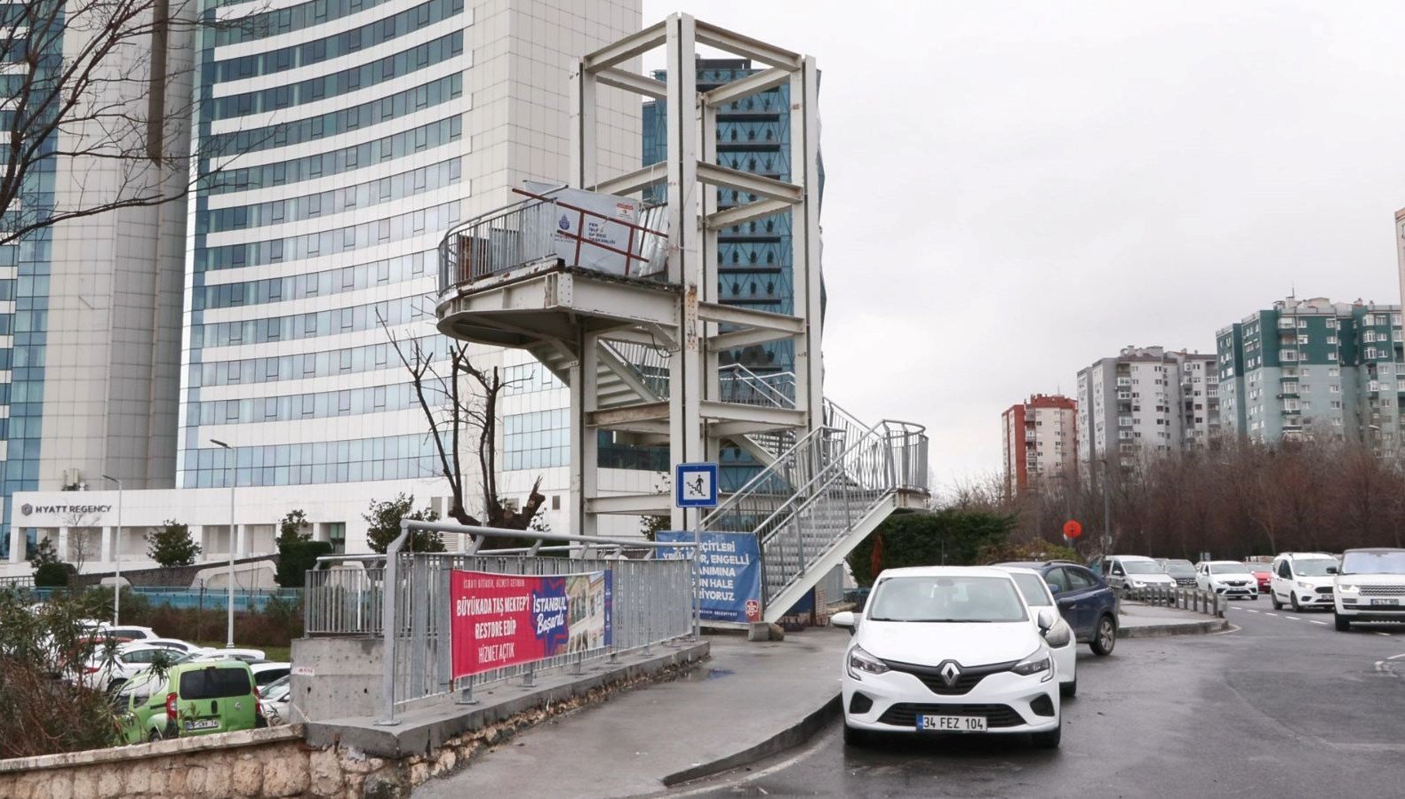 Ataköy’de tehlike saçan üst geçit