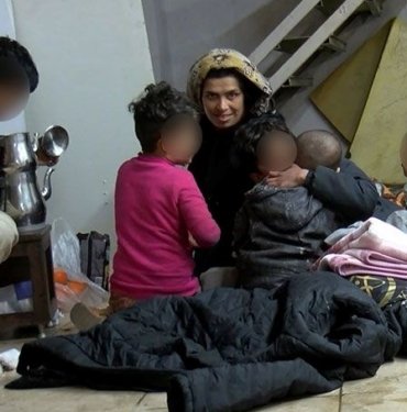 İkiz bebeklerine hamile kadın 5 çocuğuyla sokağa atıldı