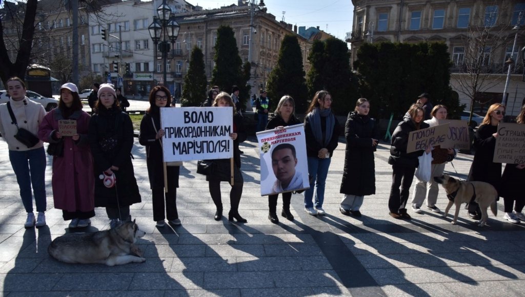 Ukraynalı esir askerlerin aileleri Lviv’de eylem yaptı