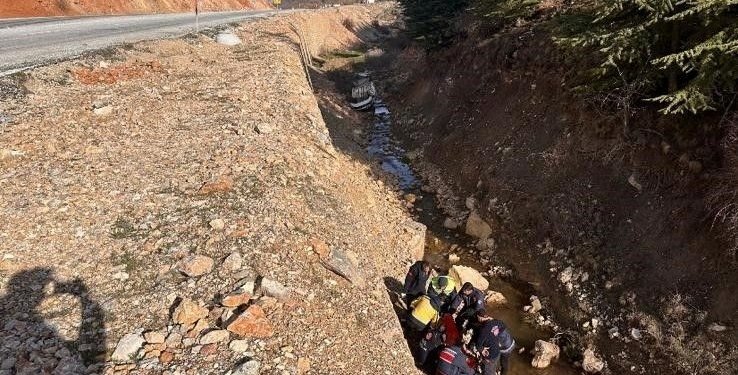 Direksiyon hakimiyetini kaybetti, dere yatağına uçtu