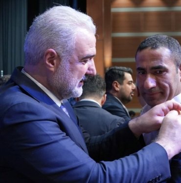 İstanbul’da AK Parti’ye yeni katılan üyelere rozet takıldı