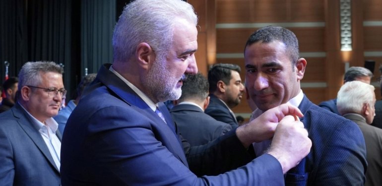 İstanbul’da AK Parti’ye yeni katılan üyelere rozet takıldı