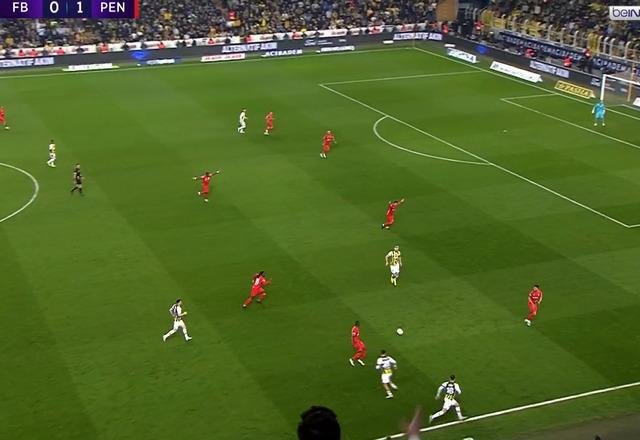 Fenerbahçe-Pendikspor maçında sahalarda ender rastlanacak olay! Mert Hakan Yandaş ile Dzeko tartışma yaşadı…