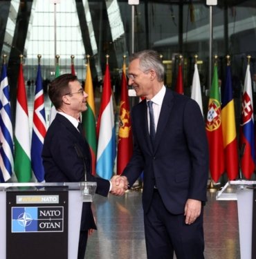 İsveç’in bayrağı NATO’daki yerini aldı: “Putin başarısız oldu”