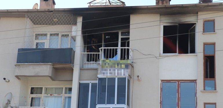 Eşiyle tartışan koca evi yaktı