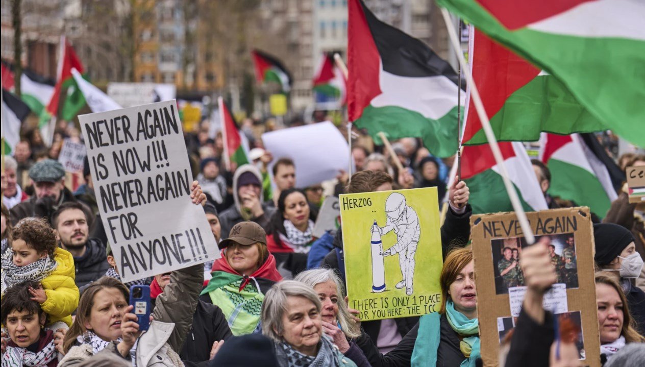 Hollanda'da İsrail protestosu: Soykırım müzesi açılışına katılan İsrail Cumhurbaşkanı'na tepki 5 Hollanda’da İsrail protestosu: Soykırım müzesi açılışına katılan İsrail Cumhurbaşkanı’na tepki