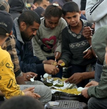 Filistinliler, yıkılan evlerinin enkazı üstünde ilk iftarını yaptı