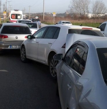 Adapazarı’nda 7 araç birbirine girdi