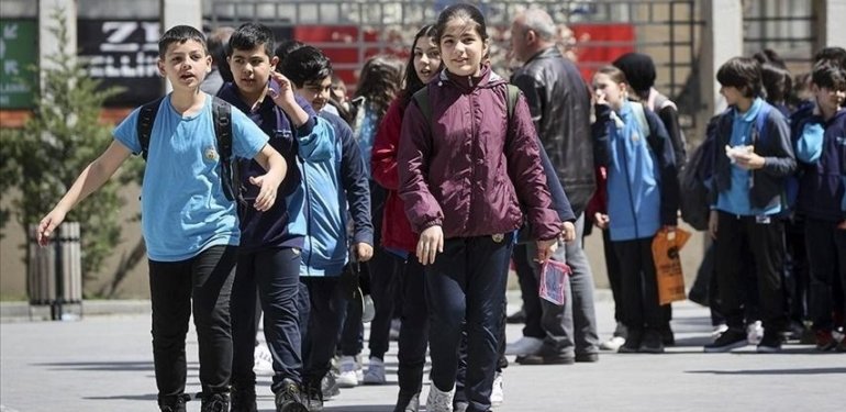Ara tatil uzayacak mı? Bayram ve ara tatil birleşecek mi? Gözler ara takviminde