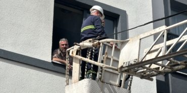 Apartman yangınında 10 kişi hastanelik oldu