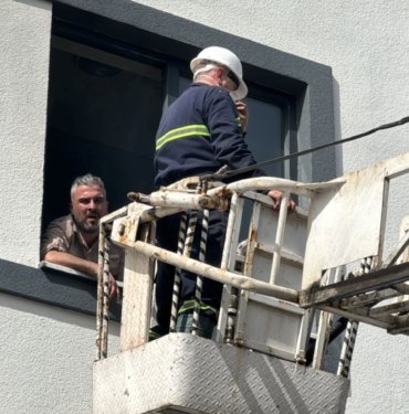 Apartman yangınında 10 kişi hastanelik oldu