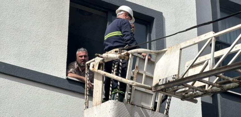 Apartman yangınında 10 kişi hastanelik oldu