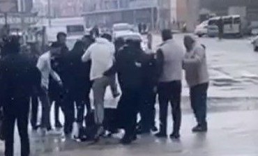 Sokak ortasında kadına bıçaklı saldırıya linç