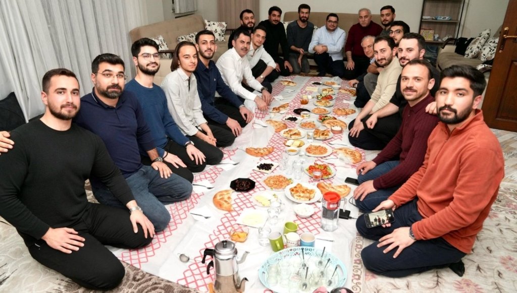 Kurum, gençlerle sahur yaptı: “İlk işini kuracak gençlere 100 bin TL sermaye”