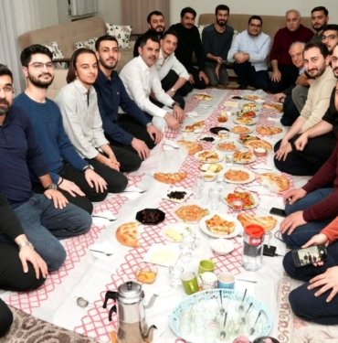 Kurum, gençlerle sahur yaptı: “İlk işini kuracak gençlere 100 bin TL sermaye”