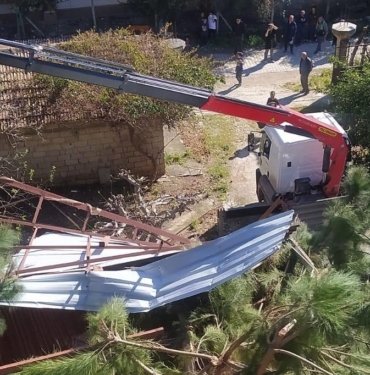 Samandağ’da fırtına: Evin çatısı uçtu