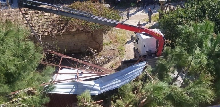 Samandağ’da fırtına: Evin çatısı uçtu