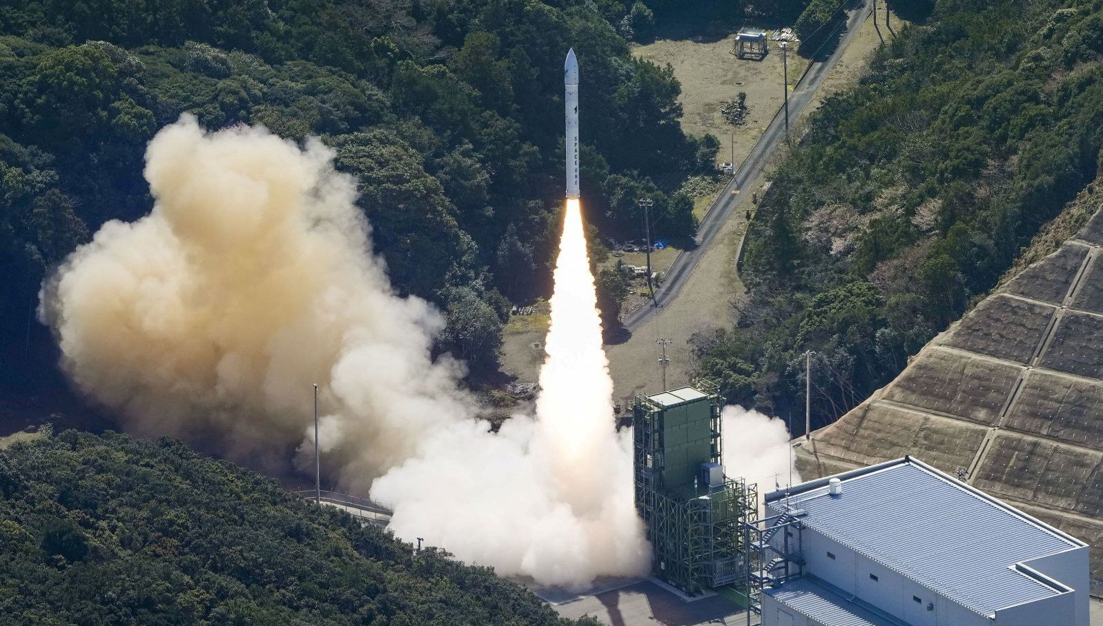 Japon uydusunu taşıyan Kairos roketi kalkıştan sonra patladı