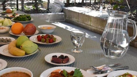 Unutarak yemek içmek orucu bozar mı? Orucu bilerek bozmanın kefareti nedir?