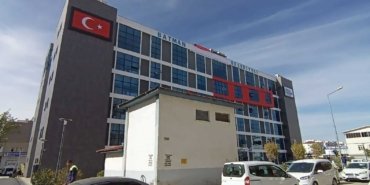 Yeni bir ‘büyükşehir’ mi geliyor? Yeni belediye binasına asılan tabeladaki “büyükşehir” ifadesi kentte heyecan yarattı