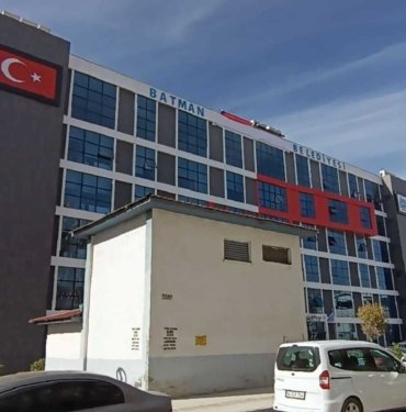 Yeni bir ‘büyükşehir’ mi geliyor? Yeni belediye binasına asılan tabeladaki “büyükşehir” ifadesi kentte heyecan yarattı