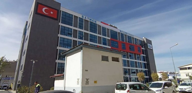 Yeni bir ‘büyükşehir’ mi geliyor? Yeni belediye binasına asılan tabeladaki “büyükşehir” ifadesi kentte heyecan yarattı