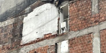 İstanbul’da kentsel dönüşüm! Kepçe yıktı, yan binadaki tuvalet açıkta kaldı
