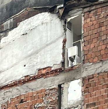 İstanbul’da kentsel dönüşüm! Kepçe yıktı, yan binadaki tuvalet açıkta kaldı