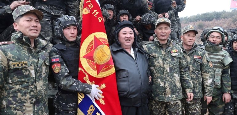 Kuzey Kore’de savaş oyunu: Kim Jong Un tankın başına geçti