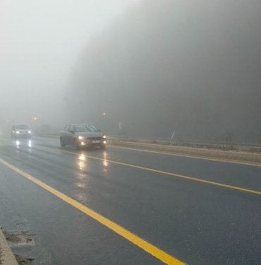 Bolu Dağı’ndaki görüş mesafesine sis ve sağanak engeli