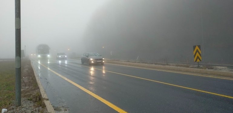 Bolu Dağı’ndaki görüş mesafesine sis ve sağanak engeli