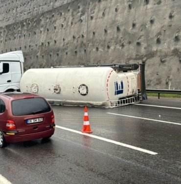 Bolu Dağı geçişinde TIR devrildi