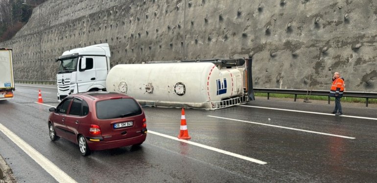 Bolu Dağı geçişinde TIR devrildi