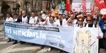 Sağlık çalışanları taleplerini duyurmak için yürüdü