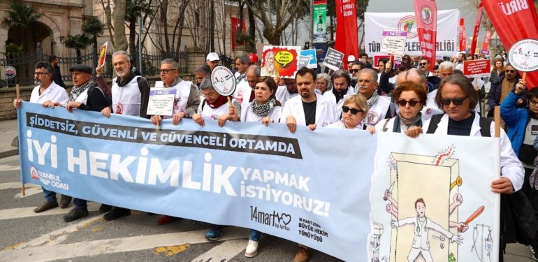 Sağlık çalışanları taleplerini duyurmak için yürüdü