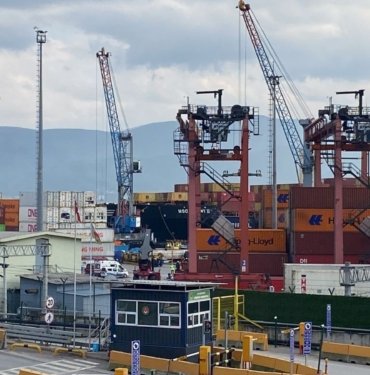 Limana yanaşan gemi kıyıya çarptı: Vinçler devrildi