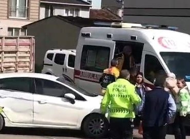 Özel halk minibüsü ile otomobil çarpıştı: 1’i bebek 4 yaralı