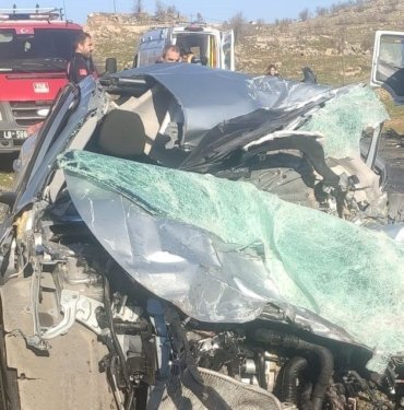 Otomobil kağıt gibi ezildi: 1 ölü, 1 yaralı